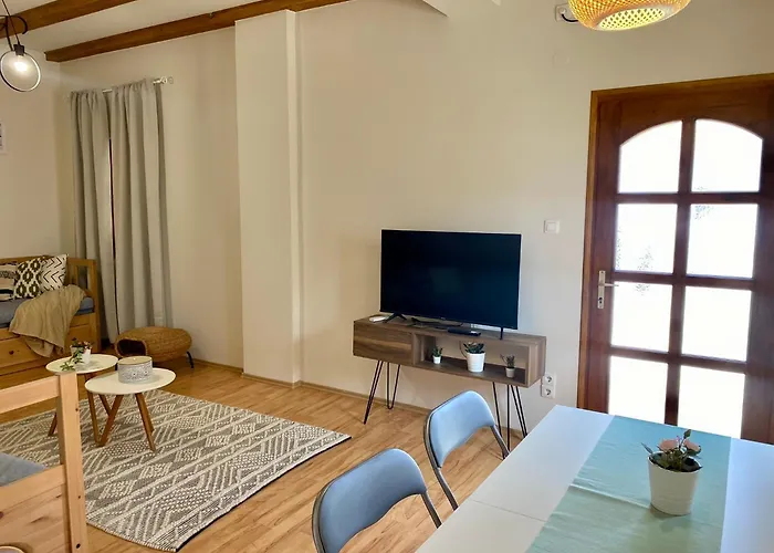 Kekpillango Vendeghaz, * Tiszafüred